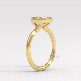 Round cut ring with modern bezel detail