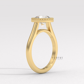 Round cut ring with statement bezel design