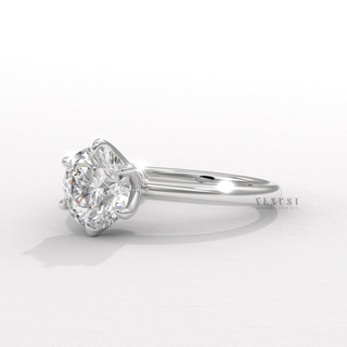 Round cut ring with classic center sparkle