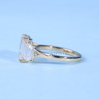 Dazzling 2.0ct emerald three stone moissanite ring close up of the setting