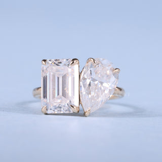 Sparkling 1.0ct emerald moissanite ring front view