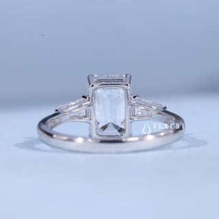 Chic 2.0ct emerald three stone moissanite ring close up of the setting