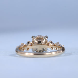 Brilliant 1.0ct round cluster moissanite ring close up of the setting