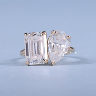 Sparkling 1.0ct emerald moissanite ring close up of the setting