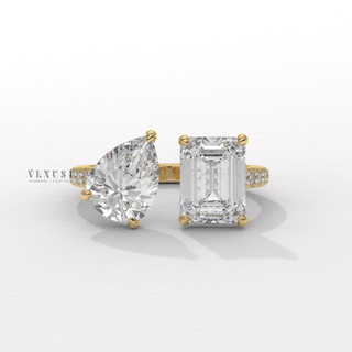 Pear emerald toi et moi moissanite ring front view