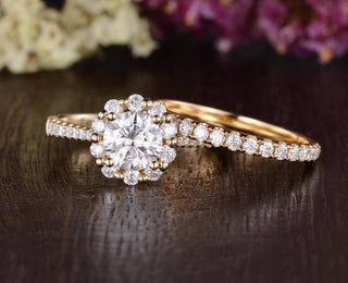 Graceful 0.75ct round halo moissanite ring close up of the setting